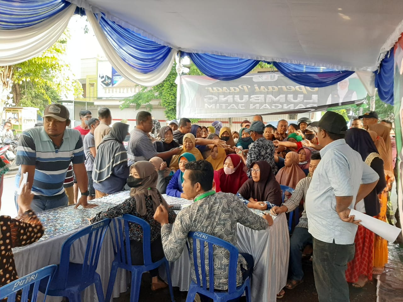 Jelang akhir tahun, operasi pasar menjadi program yang dibutuhkan masyarakat. Sebab, tren harga sembako jelang Natal dan Tahun Baru m naik. Operasi pasar hadir di tengah masyarakat dengan harga terjangkau.