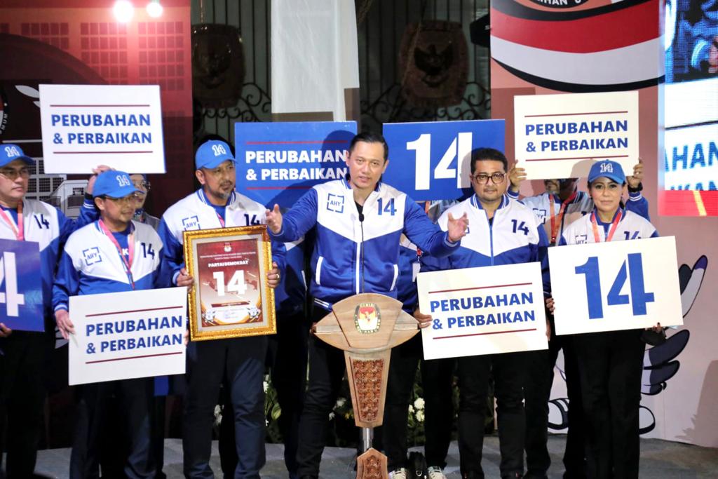 Ketua Umum Partai Demokrat Agus Harimurti Yudhoyono (AHY) berjalan kaki datang ke kantor KPU pusat, diiringi pengurus DPP serta ratusan kader Demokrat.