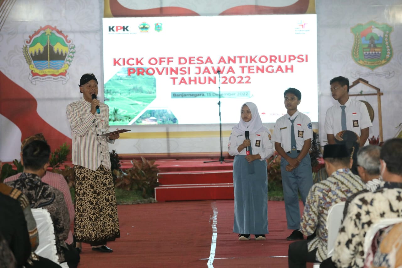 Gubernur Jawa Tengah Ganjar Pranowo pada acara Kick Off Desa Antikorupsi di Lapangan Desa Sijenggung, Kecamatan Banjarmangu, Kabupaten Banjarnegara, Jateng, Kamis (15/12/2022).