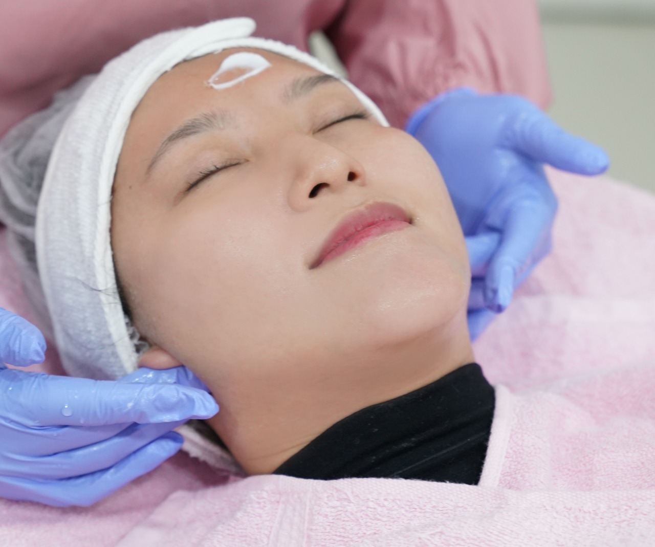 Dalam rangka merayakan  Hari Natal 2022 dan tahun baru 2023, KLT The Aesthetic Clinic memberikan hadiah akhir tahun yang menarik untuk kalian yang ingin terlihat glowing.