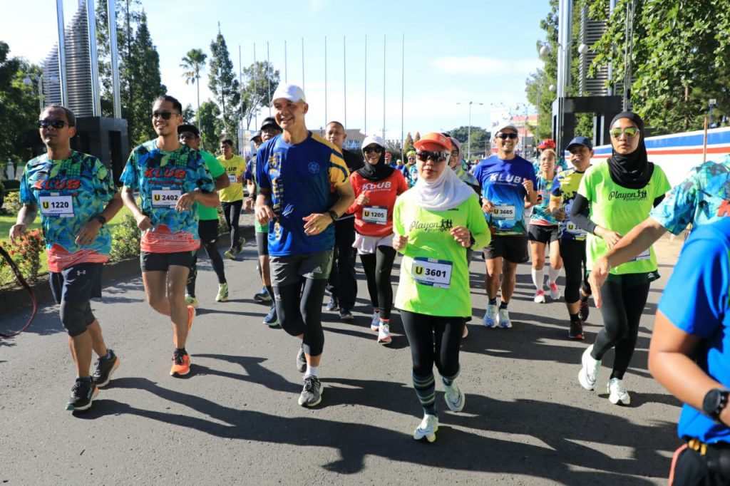 Gubernur Jawa Tengah Ganjar Pranowo Temani Atikoh Lari Amal UGM Ultra 73k Charity Run 2022