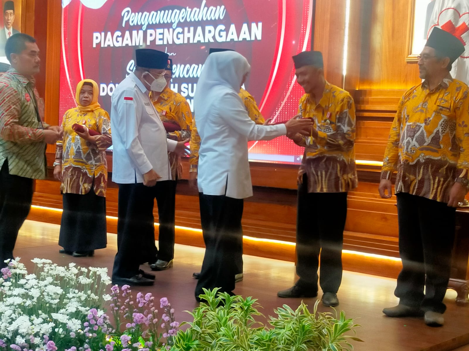 Gubernur Khofifah dan Imam Utomo saat penganugerahan piagam penghargaan dan satyalencana kepada 526 pendonor darah sukarela 75 kali di Jatim di Gedung Negara Grahadi, Surabaya, Jumat (30/12/202).  