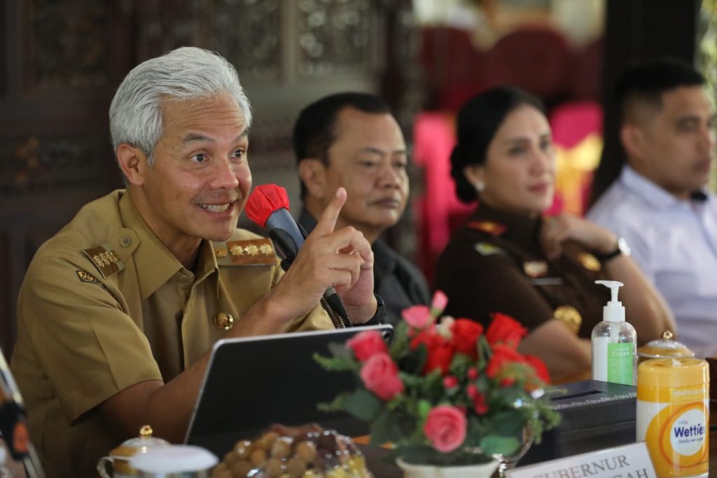 Gubernur Jawa Tengah, Ganjar Pranowo memberikan pengarahan pada jajaran pejabat Brebes di Pendopo Kabupaten Brebes, Senin (9/1/2023). 