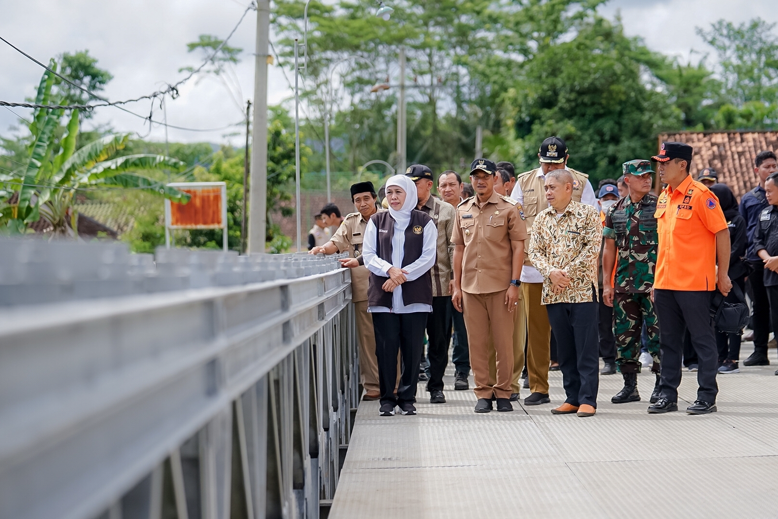Gubernur Jawa Timur Khofifah Indar Parawansa meresmikan Jembatan Kembang di Desa Kembang Kec. Pacitan dan Jembatan Gandu di Desa Wonodadi Kulon, Kec. Ngadirejo Kabupaten Pacitan, Selasa (10/01).