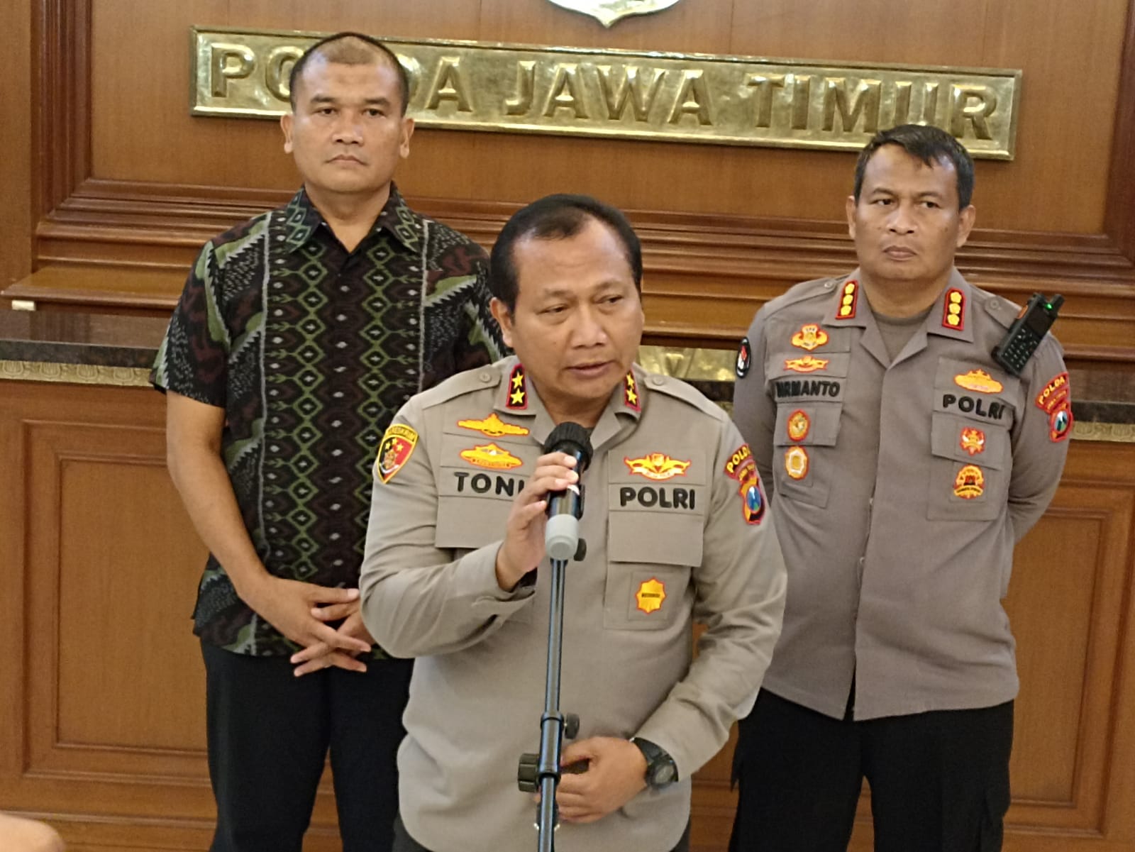 Kapolda Jawa Timur Irjen Pol Toni Harmanto saat memberikan keterangan kepada wartawan