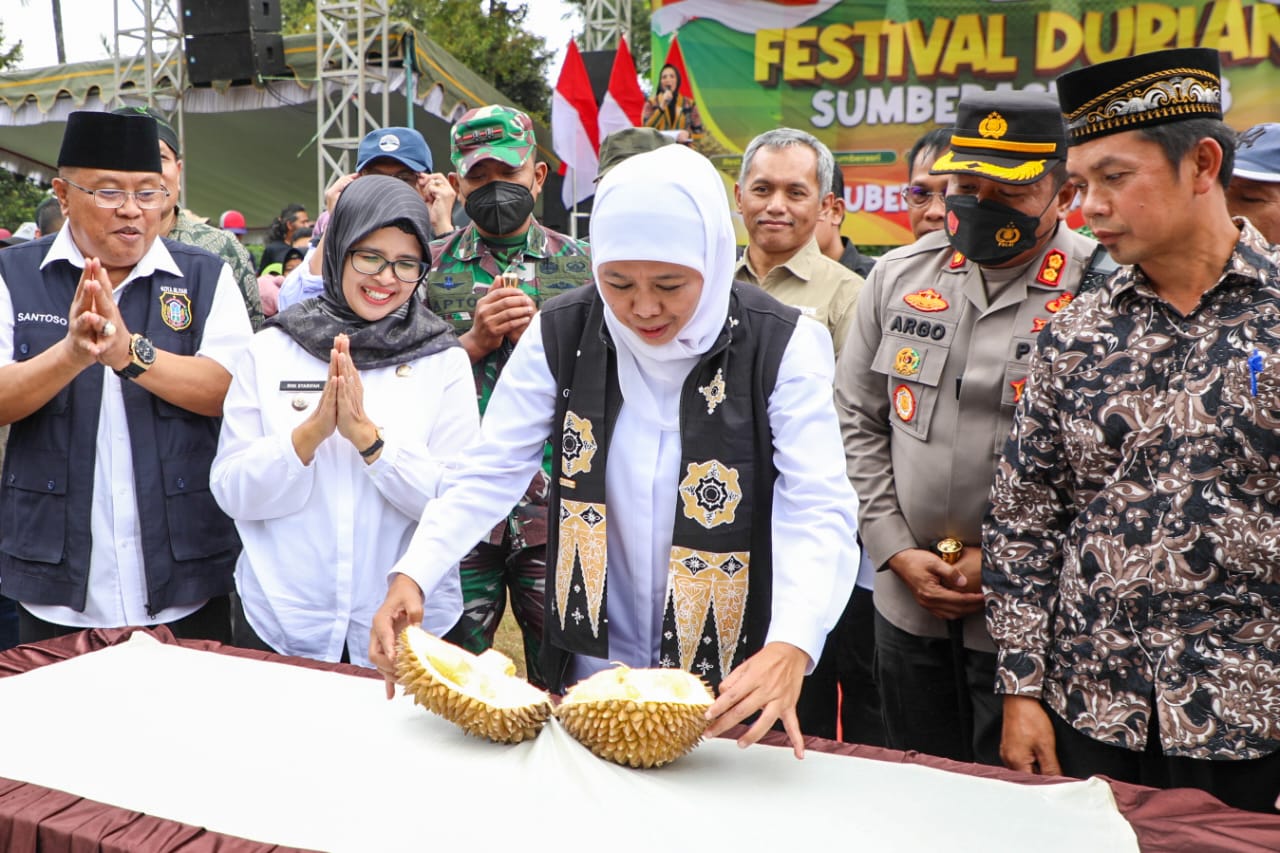 Gubernur Jawa Timur Khofifah Indar Parawansa merayakan hasil panen Durian bernilai ekspor dalam Festival Durian Sumberasri 2023, di Desa Sumberasri, Kec. Nglegok, Kab. Blitar, Minggu (12/2)