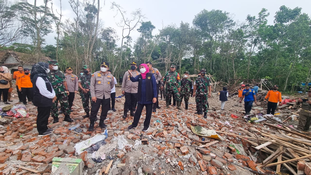Gubernur Jatim Khofifah Indar Parawansa bersama Kapolda Jatim Irjen Pol Toni Harmanto dan Pangdam V Brawijaya Mayjend TNI Farid Makruf saat mengunjungi korban ledakan akibat racikan petasan di RS Srengat Kab Blitar, Selasa (21/2). 
