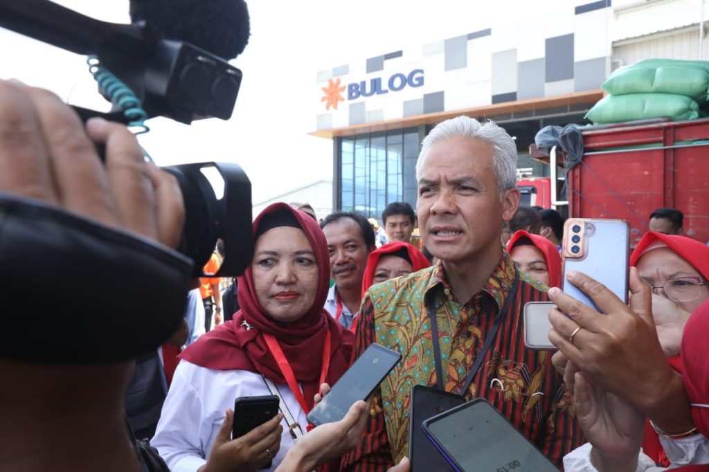 Gubernur Jawa Tengah Ganjar Pranowo langsung menerjunkan tim tanggap bencana yang terdiri dari relawan, BPBD, dan SAR ke lapangan, untuk pemetaan dan membantu evakuasi warga di daerah terdampak erupsi.