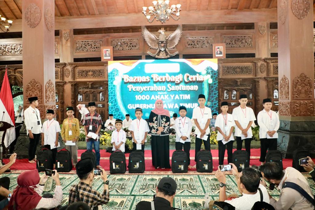 Gubernur Jawa Timur Khofifah Indar Parawansa bersama Badan Amil Zakat Nasional (Baznas) Jatim memberikan santunan kepada 1.000 anak yatim di Pendopo Agung Kab. Ponorogo, Senin (3/4). 