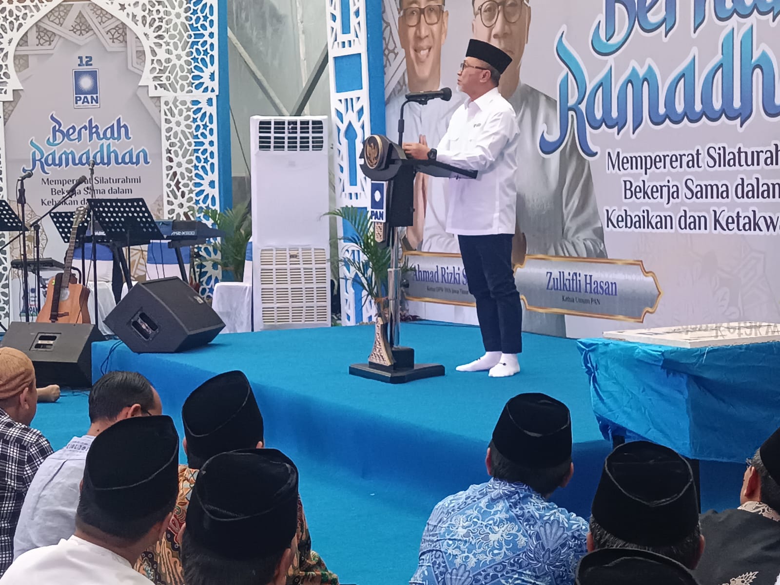 Ketua Umum Partai Amanat Nasional (PAN) Zulkifli Hasan saat buka bersama dalam acara peresmian rumah PAN di Jalan Darmokali Surabaya