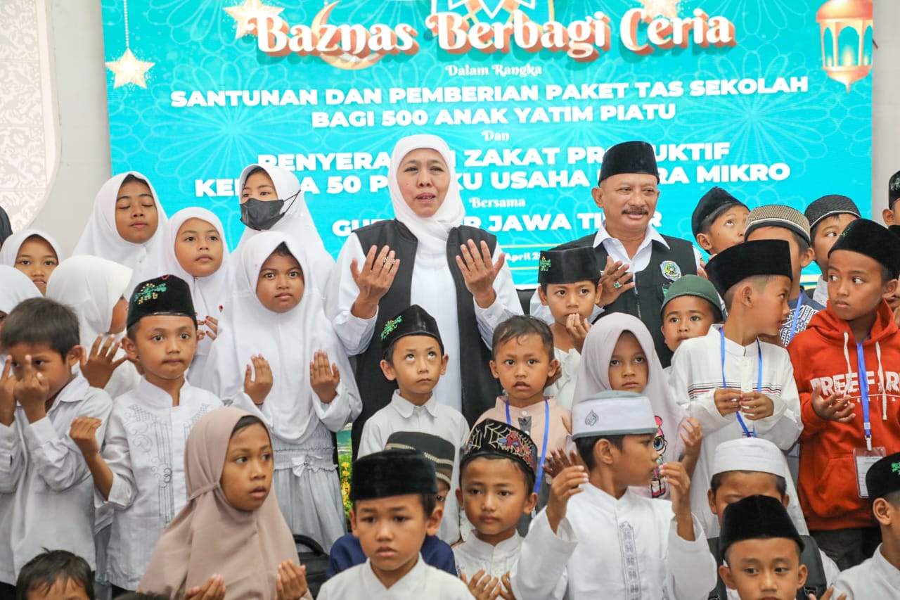 Gubernur Khofifah Beri Hadiah Alquran untuk Anak-Anak Pramuka di Kabupaten Situbondo