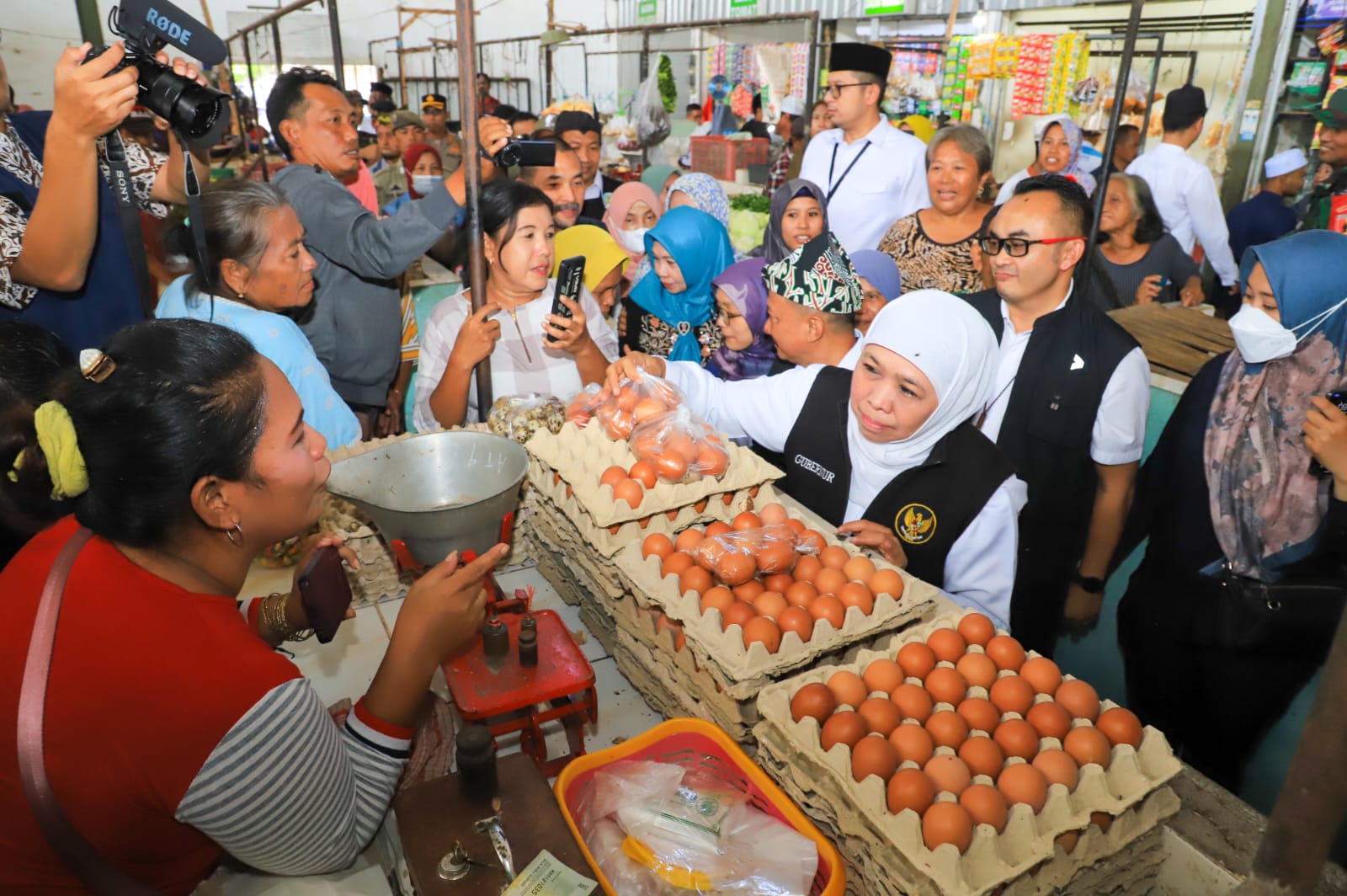 Gubernur Jawa Timur Khofifah Indar Parawansa meninjau harga bahan pokok di Pasar Panarukan Kabupaten Situbondo menjelang Hari Raya Idul Fitri 1444 H pada Sabtu (8/4). 
