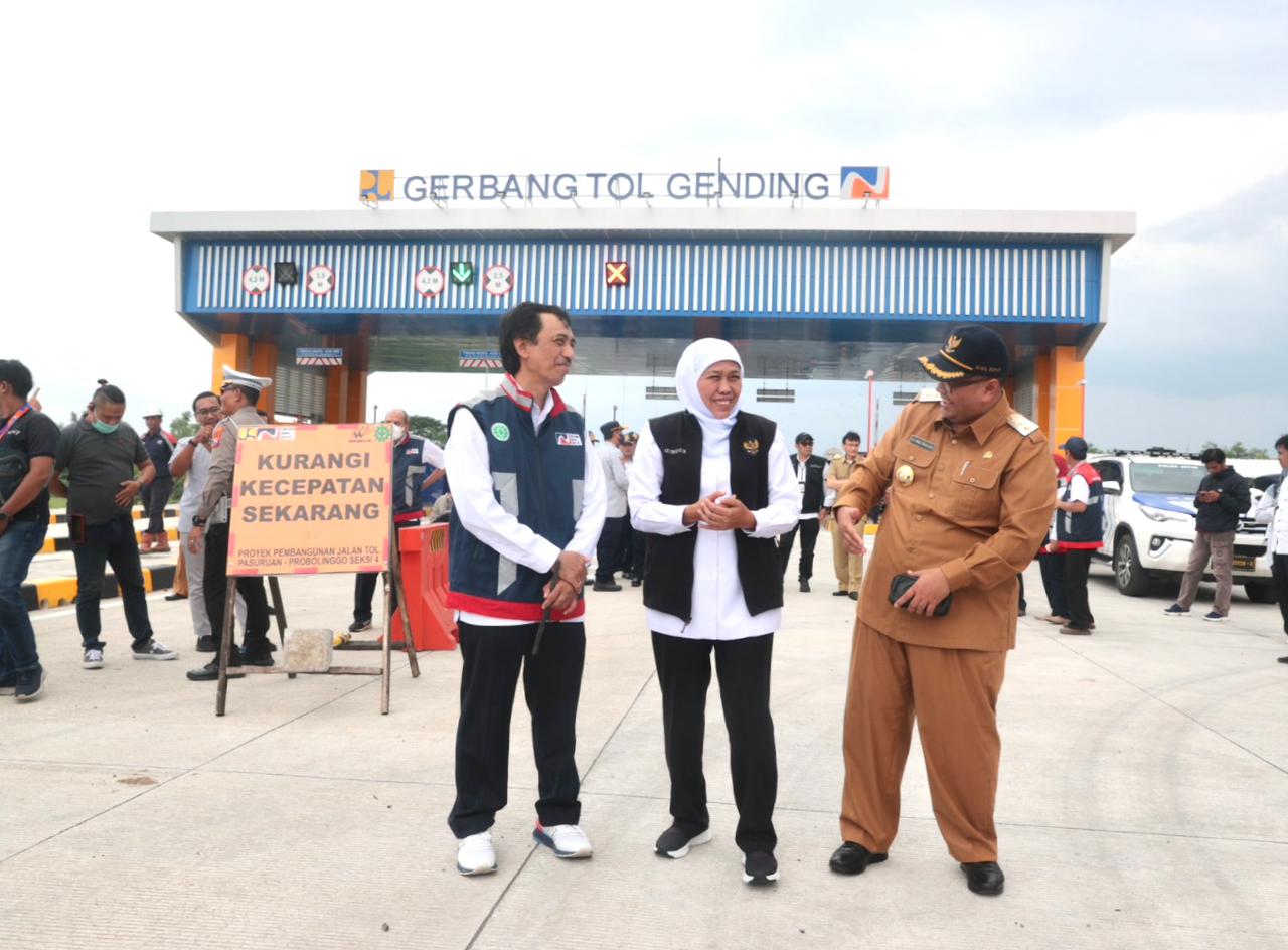Gubernur Khofifah saat meninjau tol Paspro, Senin (10/4).