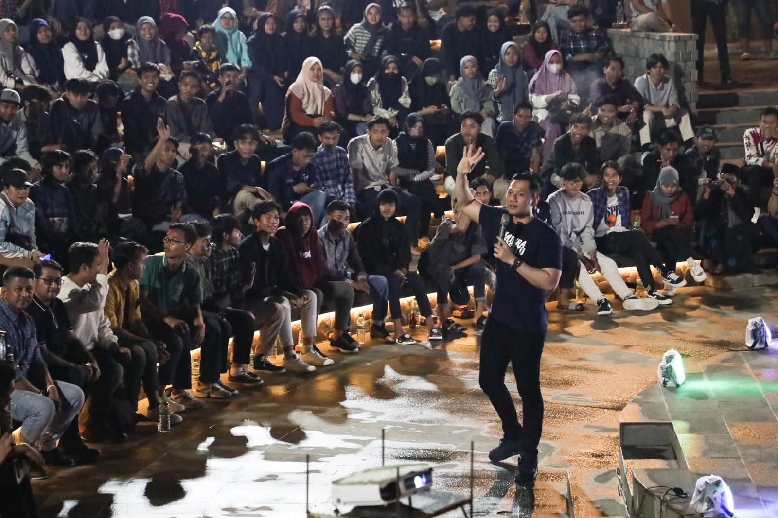 Meriahnya musik Tong-tong khas Sumenep menyambut kedatangan Direktur Eksekutif The Yudhoyono Institute (TYI) Agus Harimurti Yudhoyono (AHY) di Panggung Pojur Universitas Bahaudin (Uniba), Rabu (13/4)