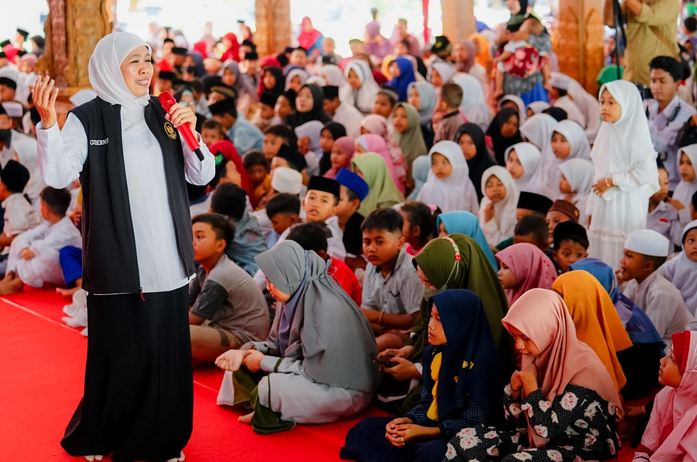 Gubernur Jawa Timur Khofifah Indar Parawansa bersama Baznas Jatim menyalurkan bantuan berupa program bantuan usaha Z Chicken senilai Rp 9 juta di Kabupaten Probolinggo, Senin (17/4). 