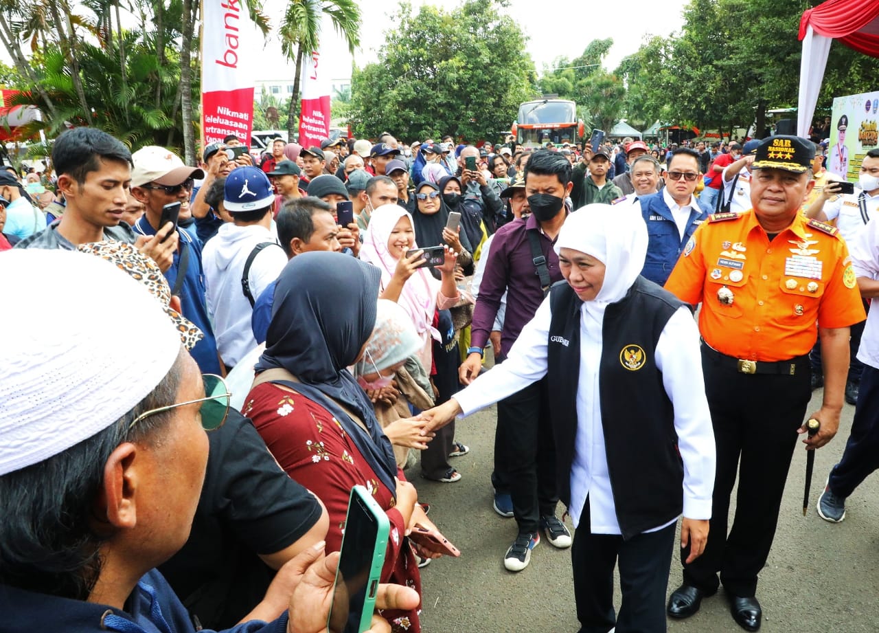 Gubernur Jawa Timur Khofifah Indar Parawansa secara khusus memberangkatkan 24 bus rombongan program mudik Jakarta-Jatim dari Halaman Padepokan Pencak Silat Taman Mini Indonesia, Jakarta, Selasa (18/4) pagi. 