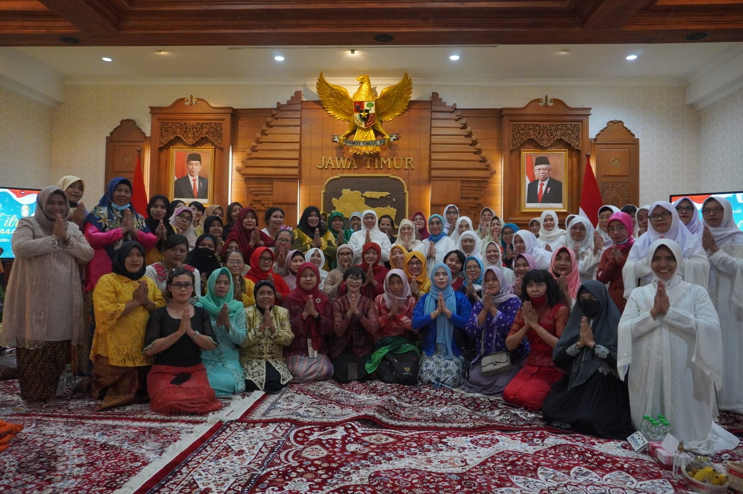Gubernur Khofifah Indar Parawansa menerima perwalian pengemudi ojek online perempuan yang tergabung Gerakan Sayang Perempuan Ojek Online (Gaspol) di Gedung Negara Grahadi Jalan Gubernur Suryo, Surabaya, Jumat (21/4/2023)