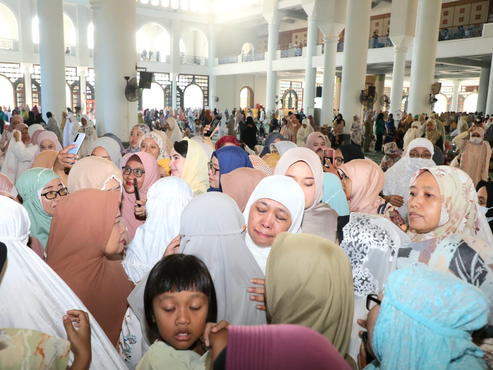 Gubernur Jawa Timur Khofifah Indar Parawansa bersama Keluarga mengikuti Salat Idul Fitri (Ied) di Masjid Nasional Al Akbar Surabaya (MAS), Sabtu,(22/4).