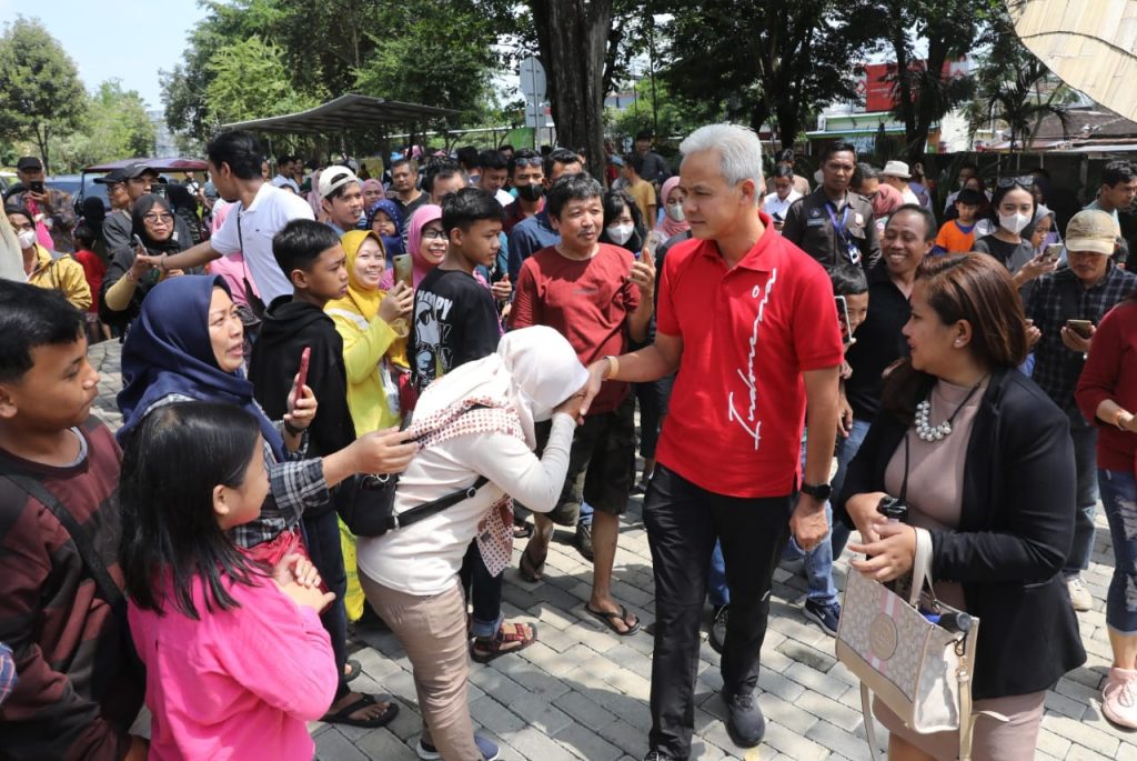 Gubernur Jawa Tengah Ganjar pranowo saat mengunjungi Solo Safari, tempat wisata yang sedang hits saat ini.