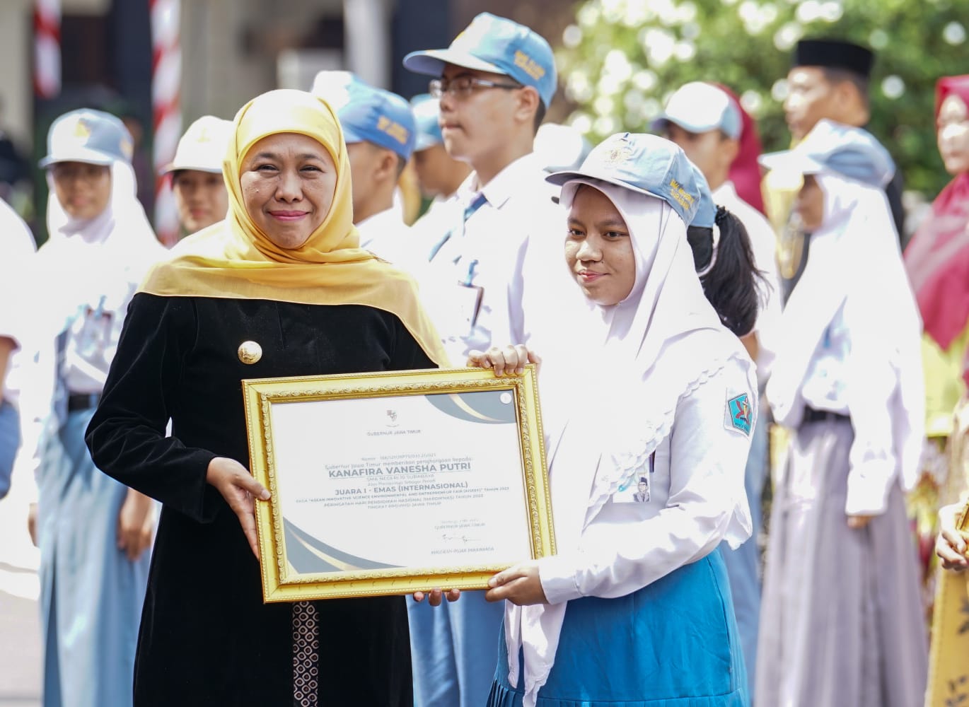 Gubernur Jawa Timur Khofifah Indar Parawansa mengajak seluruh insan pendidikan di Jawa Timur serentak bergerak mewujudkan merdeka belajar.