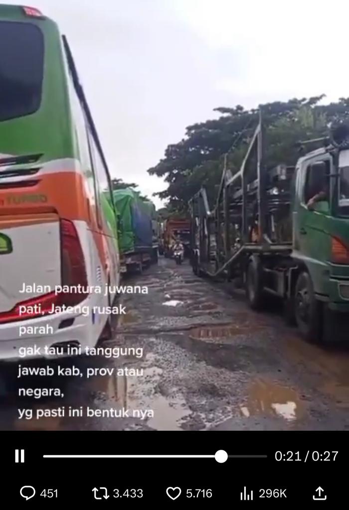 netizen di Twitter justru meminta Presiden Jokowi untuk turun langsung ke sejumlah Kabupaten di Jawa Tengah yang juga banyak ditemukan jalan rusak