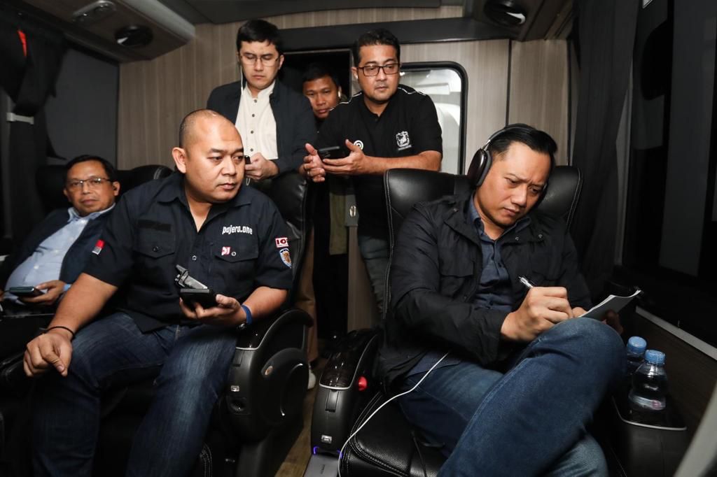 Ketua Umum Partai Demokrat Agus Harimurti Yudhoyono (AHY) di dalam bis yang membawanya dari Solo ke Pacitan. 