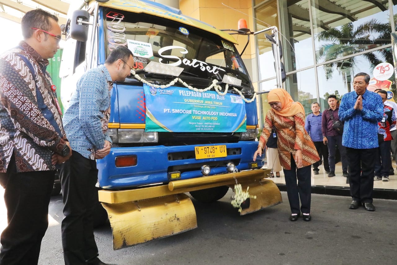 Gubernur Jawa Timur Khofifah Indar Parawansa melepas ekspor produk senilai USD 18,80 juta atau sekitar Rp 282 miliar ke lima negara di sela acara East Java International Trade Festival yang digelar di Grand City, Surabaya, Selasa (30/5).
