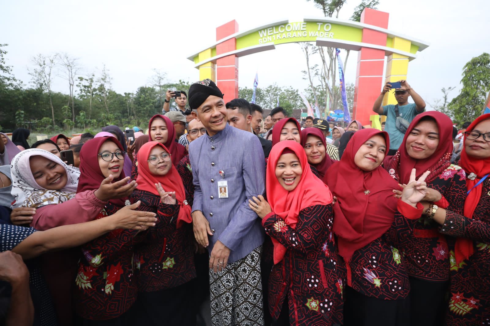  Gubernur Jawa Tengah Ganjar Pranowo bersama guru-guru SDN 1 Karangwader, Kecamatan Penawangan, Grobogan