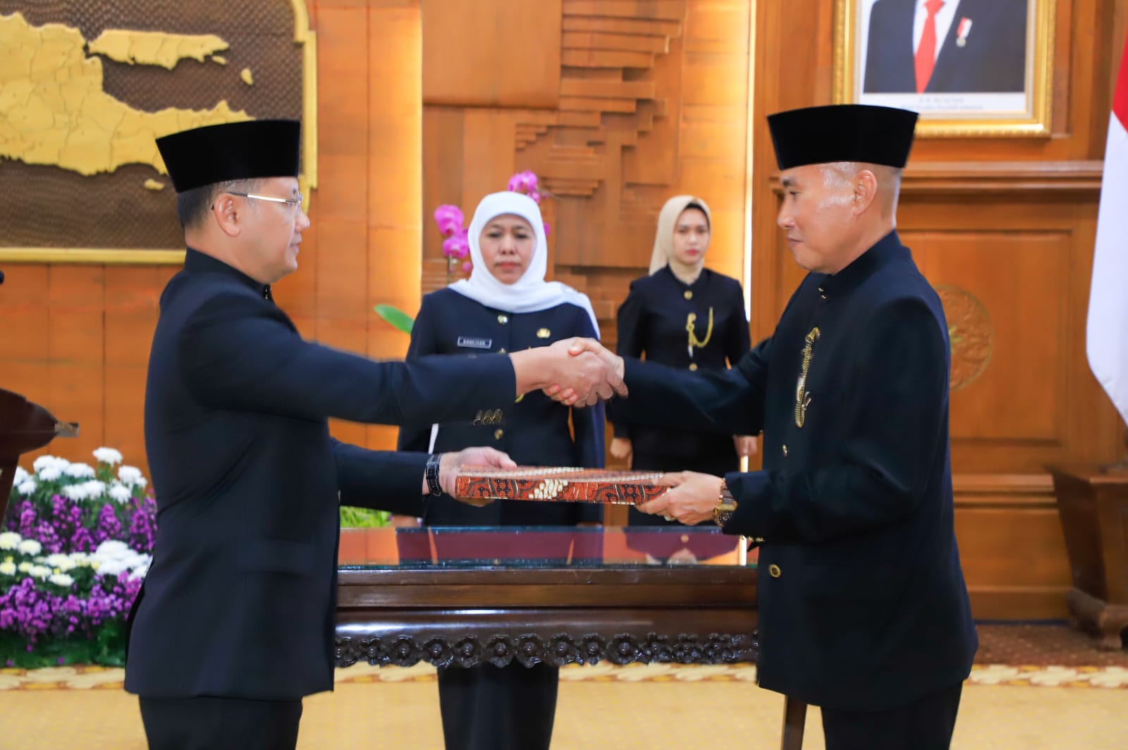 Gubernur Jawa Timur Khofifah Indar Parawansa saat melantik dan mengambil sumpah jabatan enam pejabat Pimpinan Tinggi Pratama (Eselon II) di Lingkungan Pemerintah Provinsi Jawa Timur,