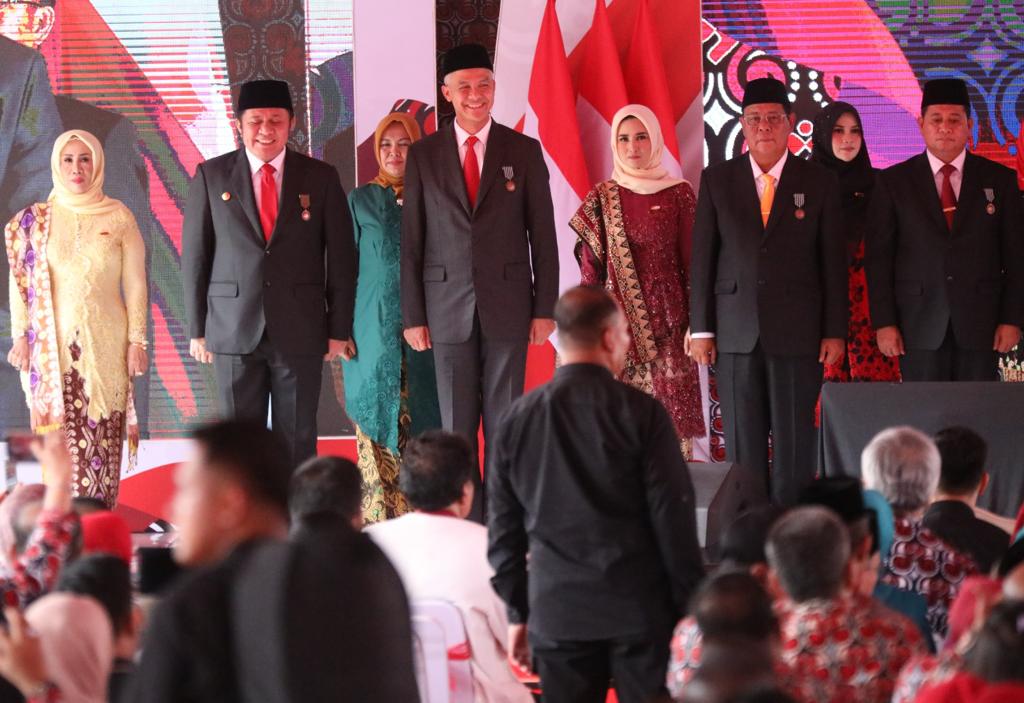 Gubernur Ganjar Pranowo mendapat penghargaan kehormatan dari Presiden Republik Indonesia yakni Satyalencana Wira Karya. Penghargaan itu diberikan Wakil Presiden RI, Ma’ruf Amin dalam Puncak Peringatan Harganas ke-30 di Banyuasin, Sumatera Selatan, Kamis (