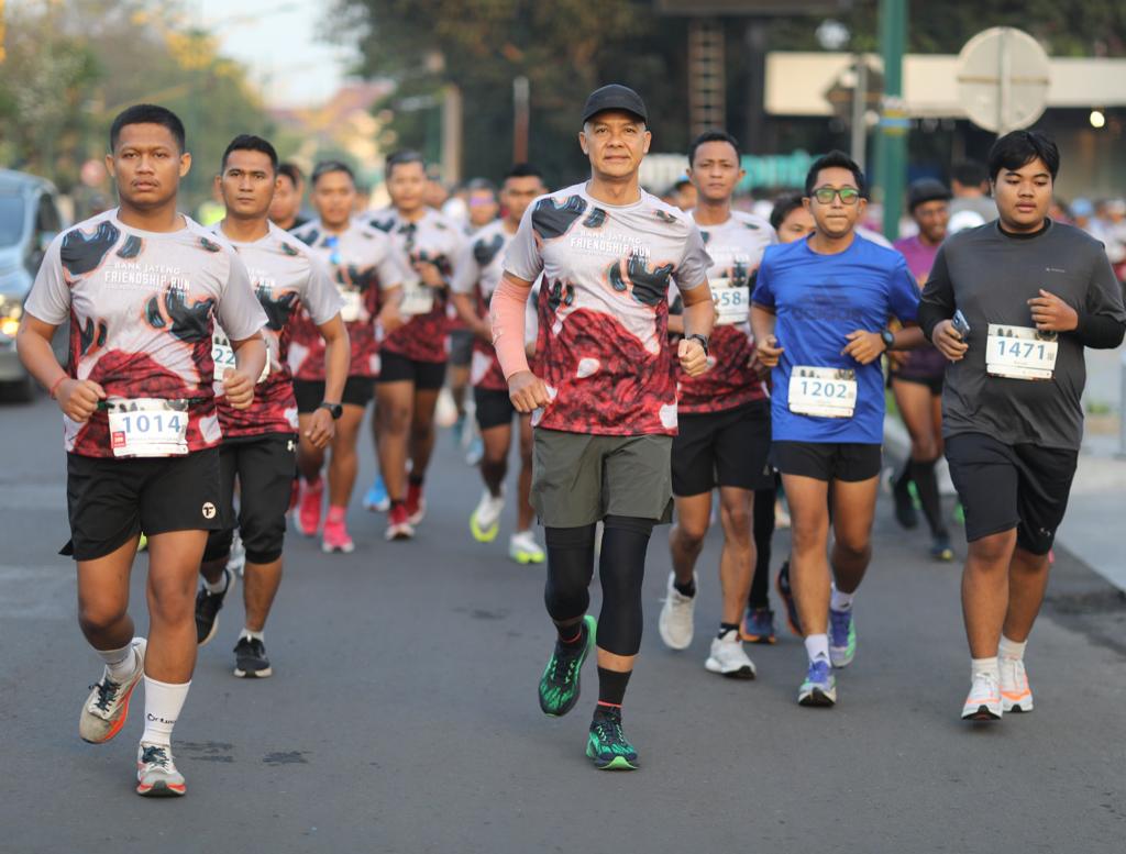Gubernur Jawa Tengah Ganjar Pranowo bersama ribuan pelari dari berbagai daerah saat mengikuti acara Bank Jateng Friendship Run 2023