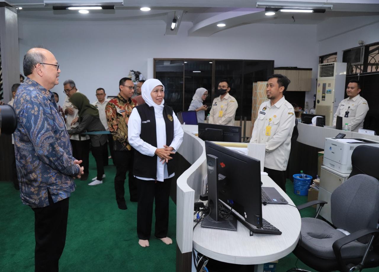 Gubernur Khofifah saat meninjau Kantor Bapenda Jatim di kawasan Manyar Kertoarjo Surabaya.
