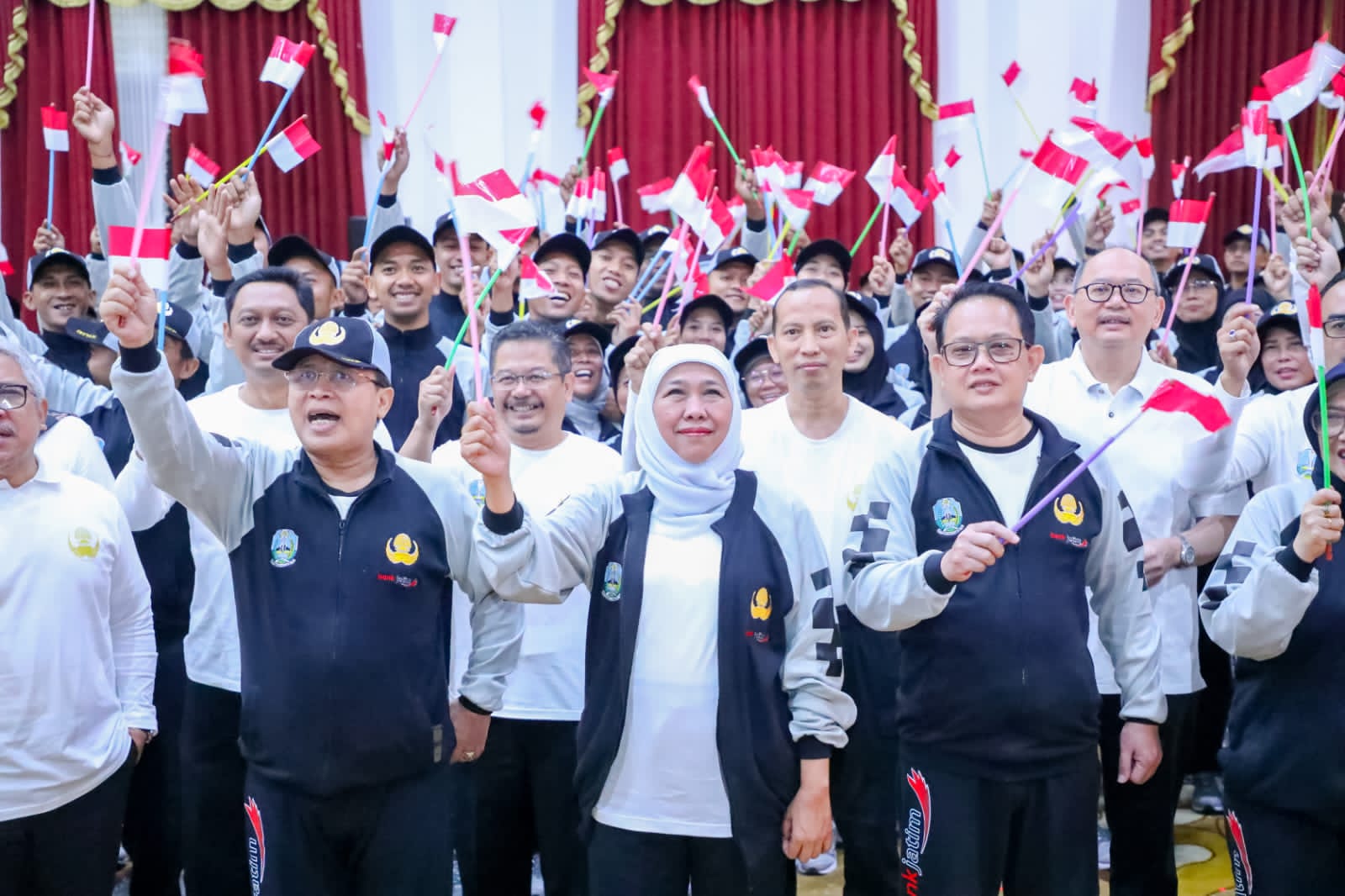 Gubernur Khofifah saat melepas kontingen Pornas Korpri Ke-16 di Gedung Negara Grahadi, Surabaya, Kamis (13/7/2023). 
