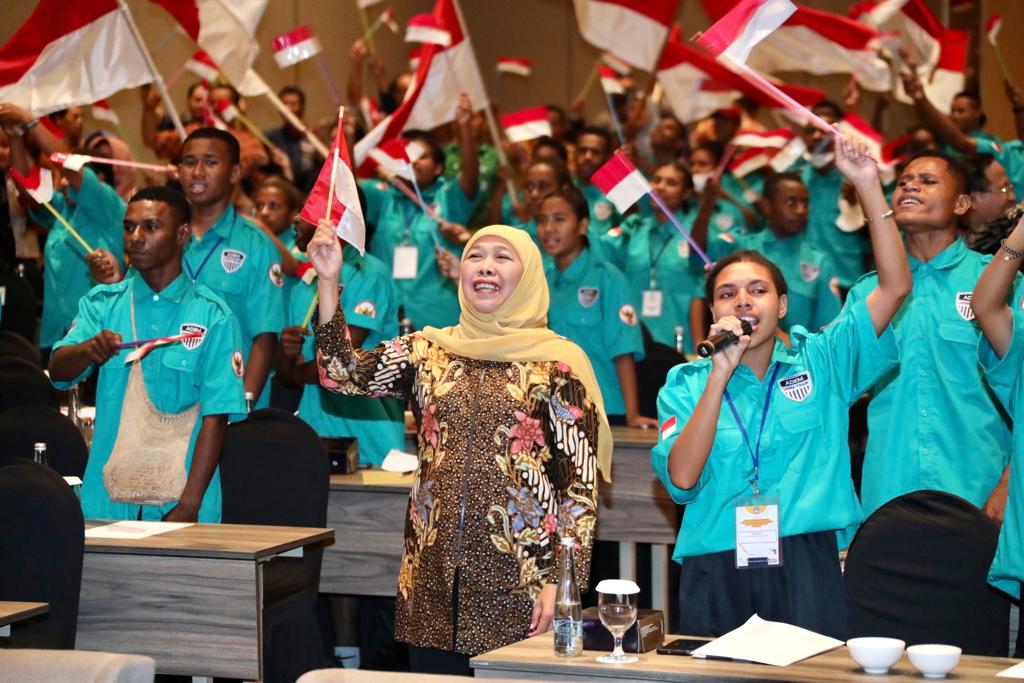 Gubernur Jawa Timur Ibu Khofifah Indar Parawansa hadir dalam kegiatan Serah Terima Siswa Program Program Afirmasi Pendidikan Menengah (ADEM) Papua pada SMA/SMK Jawa Timur di Hotel Grand Mercure Malang, Kamis (13/7) malam.