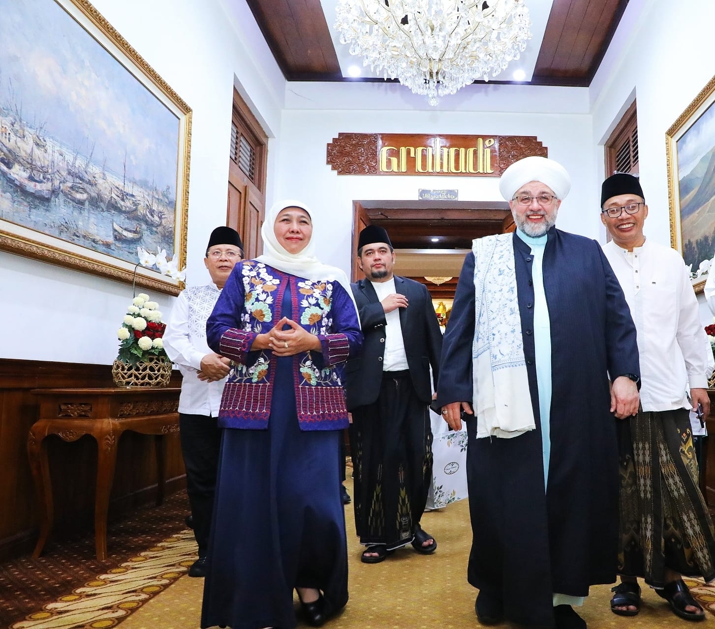 Gubernur Jawa Timur Khofifah Indar Parawansa saat menerima kunjungan ulama besar asal Baghdad, Irak Maulana Al-Sheikh Afeefuddin Bin Abdul Qadir Mansoor Al Jailani yang juga cicit Syeikh Abdul Qadir Al Jailani di Gedung Negara Grahadi Surabaya