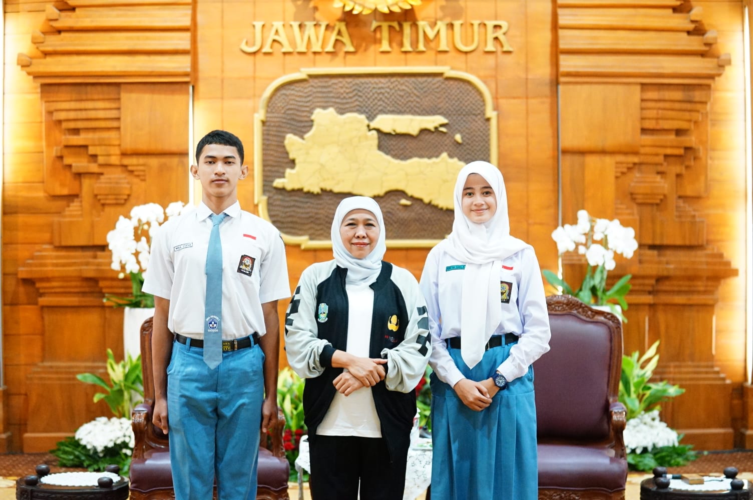 Gubernur Jawa Timur Khofifah Indar Parawansa mengungkapkan rasa bangganya kepada dua anggota Pasukan Pengibar Bendera Pusaka (Paskibraka) Nasional asal Jawa Timur yang akan bertugas di Istana Negara Jakarta pada 17 Agustus tahun ini. 