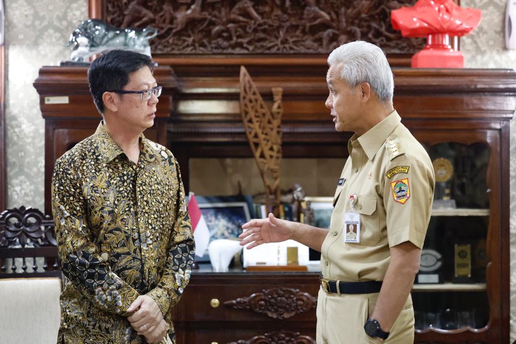 Gubernur Jawa Tengah Ganjar Pranowo bertemu dengan Duta Besar (Dubes) Thailand untuk Indonesia, Prapan Disyatat, di Rumah Dinas Puri Gedeh, Senin (24/7/2023). 