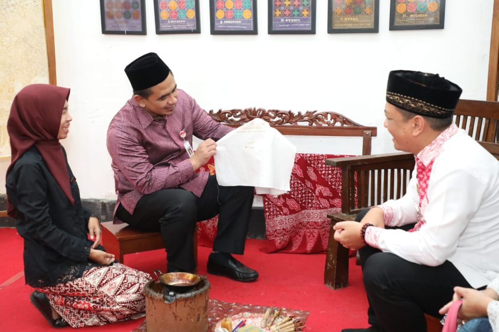 wagub Kateng saat membuka Pameran Bersama Museum “Mbabar Mustiko”, di Museum Batik Pekalongan, Selasa (25/7/2023).
