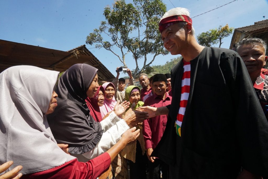 Gubernur Jawa Tengah Ganjar Pranowo diserbu ribuan orang warga saat berkunjung ke Desa Muncar, Kecamatan Gemawang, Kabupaten Temanggung, Kamis (27/7/2023).