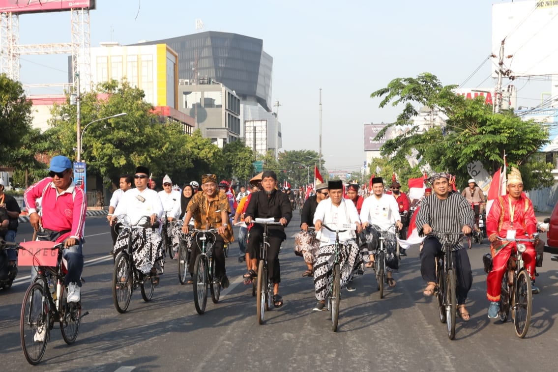 Wakil Gubernur Jawa Tengah, Taj Yasin Maimoen, didampingi Sekretaris Daerah Sumarno, mengibarkan bendera start sebagai penanda dimulainya acara Ngonthel Kebangsaan 2.