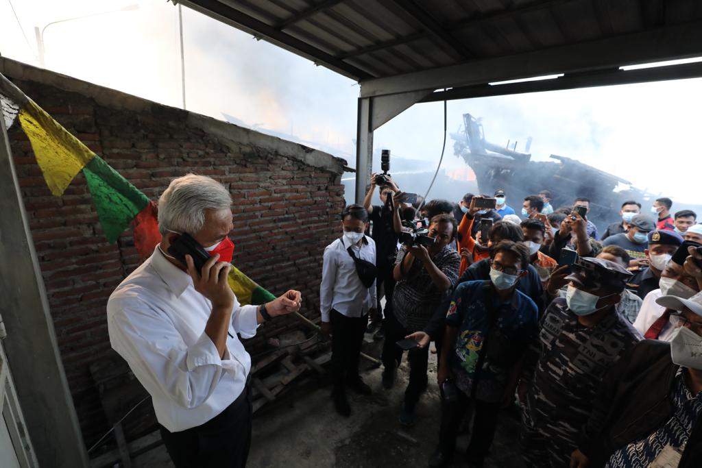 Gubernur Jawa Tengah Ganjar Pranowo meninjau lokasi kebakaran puluhan kapal nelayan, di Pelabuhan Jongor, Kota Tegal, Rabu (16/8/2023).