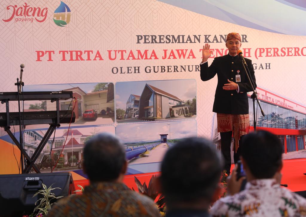 Gubernur Jawa Tengah Ganjar Pranowo 
 saat meresmikan Kantor PT Tirta Utama Jawa Tengah (Perseroda), di Banyumanik, Semarang, Kamis (24/8/2023).

