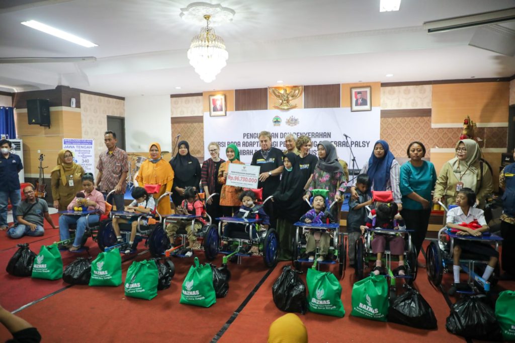 Pemerintah Australia memberikan bantuan berupa 340 kursi roda untuk disabilitas Jawa Tengah