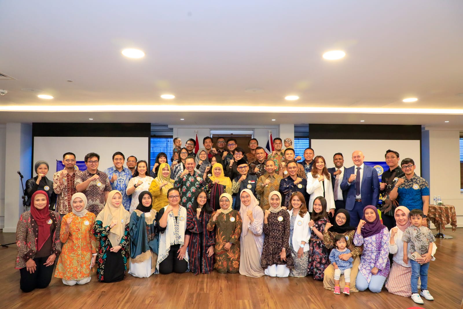 Gubernur Jawa Timur Khofifah Indar Parawansa, yang juga ketua Ikatan Keluarga Alumni Universitas Airlangga (IKA Unair) menghadiri secara langsung Gathering PC IKA Unair United Kingdom (UK) yang dilaksanakan di gedung KBRI di London, UK