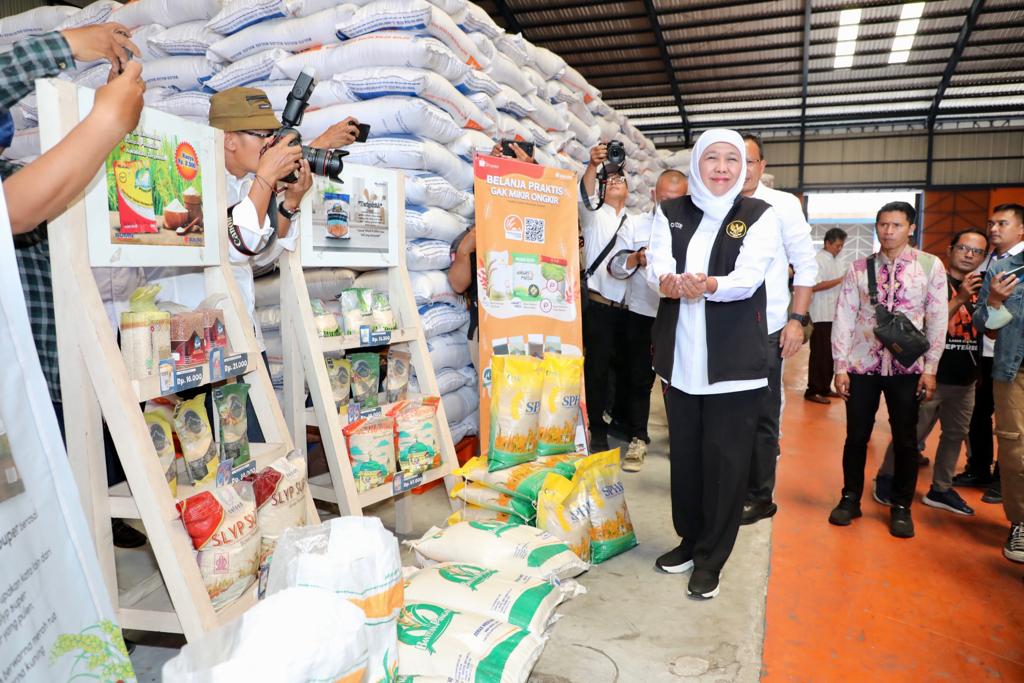 Gubernur Jawa Timur Khofifah Indar Parawansa saat meninjau Gudang BULOG di kawasan Banjar Kemantren, Buduran, Kab. Sidoarjo, Rabu (6/9) pagi.