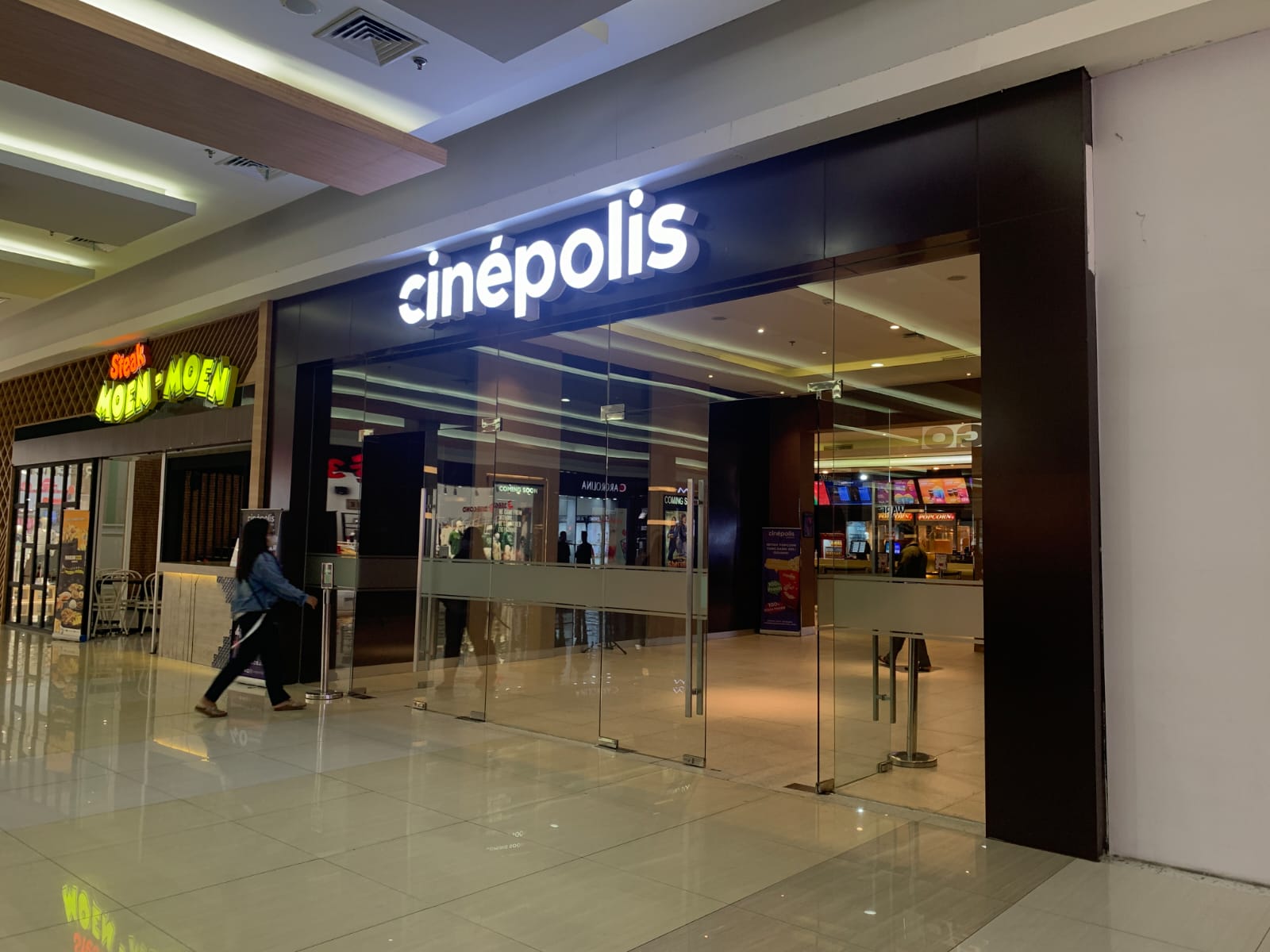 Nonton bareng di bioskop menjadi alternatif Aremania dalam mendukung tim Singo Edan yang akan menghadapi Persebaya Surabaya