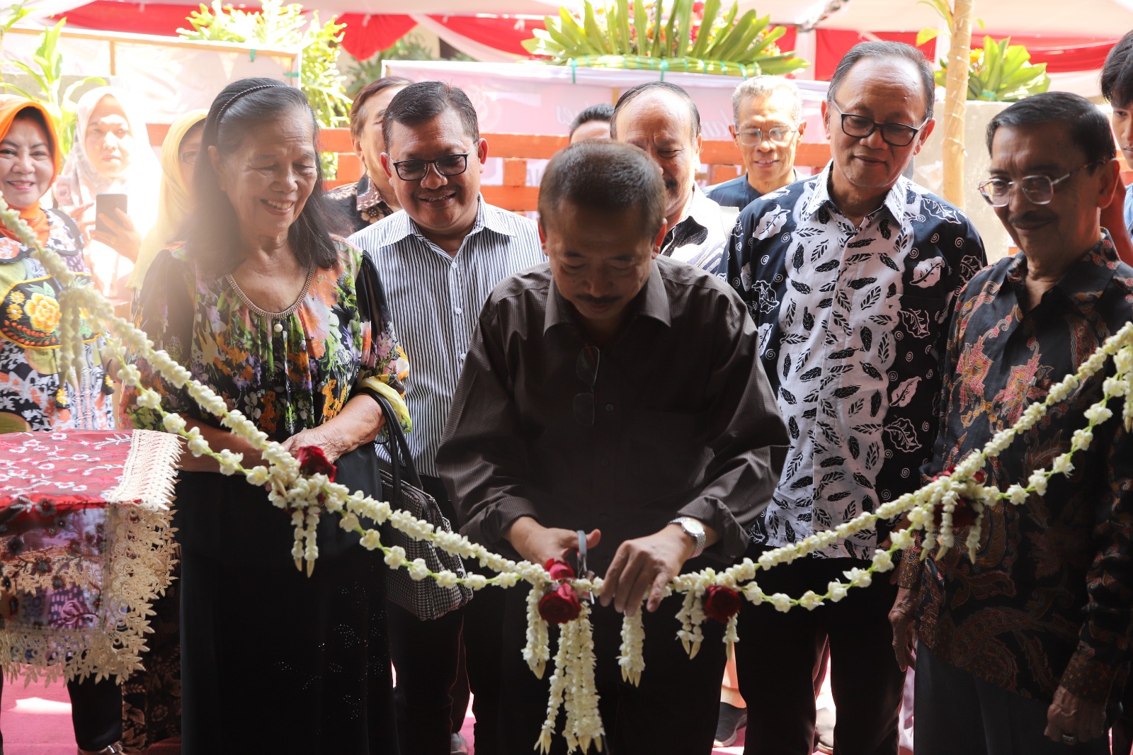 Ketua Dewan Pembina Yayasan Perguruan Tinggi 17 Agustus 1945 (YPTA) Bambang DH saat meresmikan Guest House Grha Sarinah