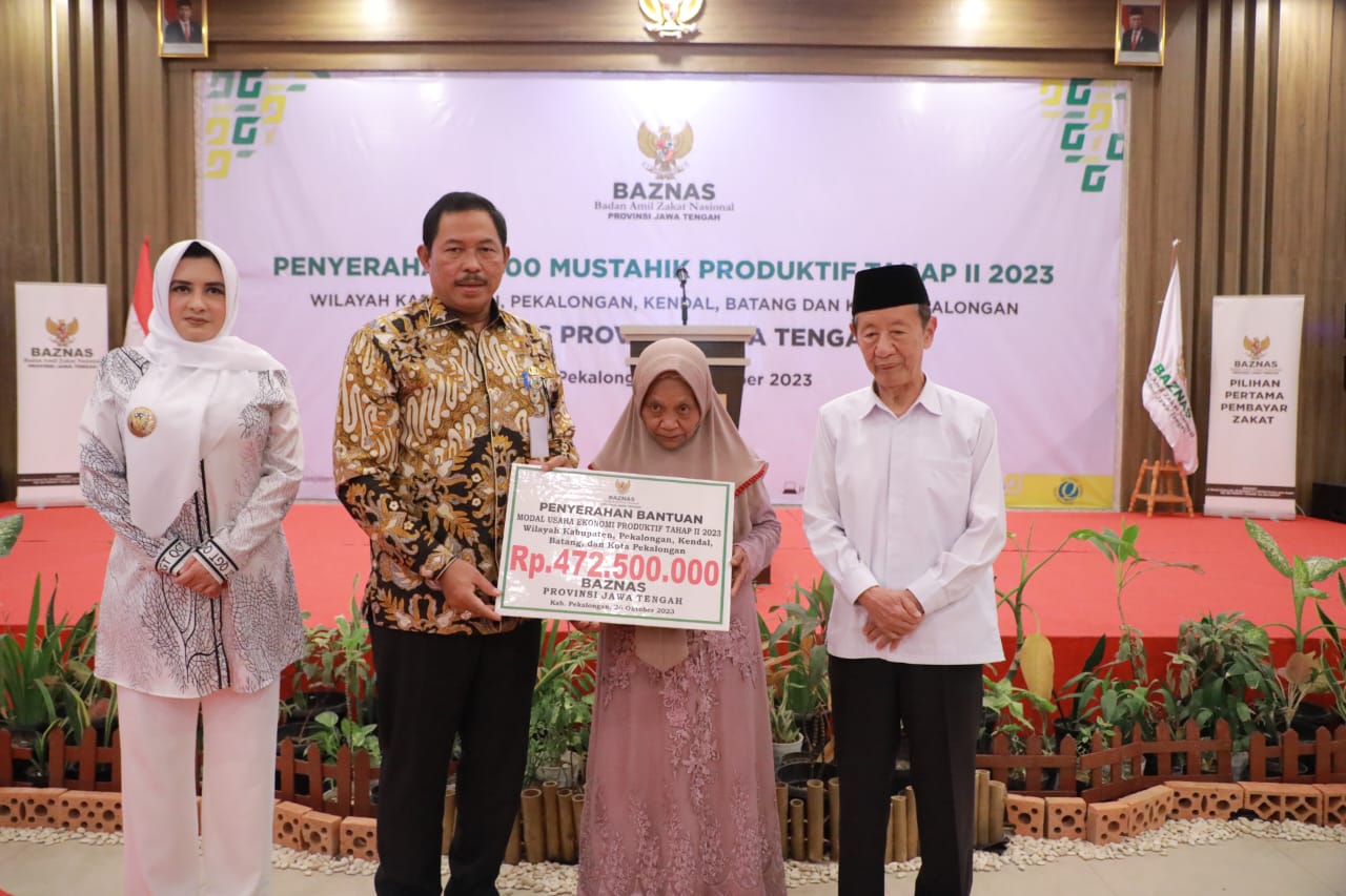  Penjabat (Pj) Gubernur Jawa Tengah Nana Sudjana menyerahkan bantuan modal usaha ekonomi produktif, kepada 150 mustahik produktif dan 30 pendamping mustahik di Kabupaten Pekalongan, Kendal, Batang, dan Kota Pekalongan