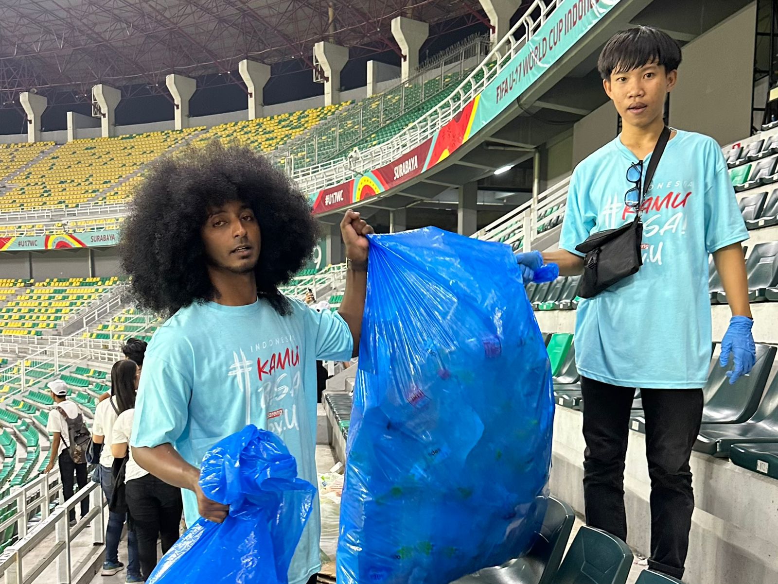 Aksi dengan kegiatan bersih-bersih stadion seusai laga pembukaan Piala Dunia U-17 antara Indonesia kontra Ekuador, Jumat (10/11/2023) di Gelora Bung Tomo Surabaya. 