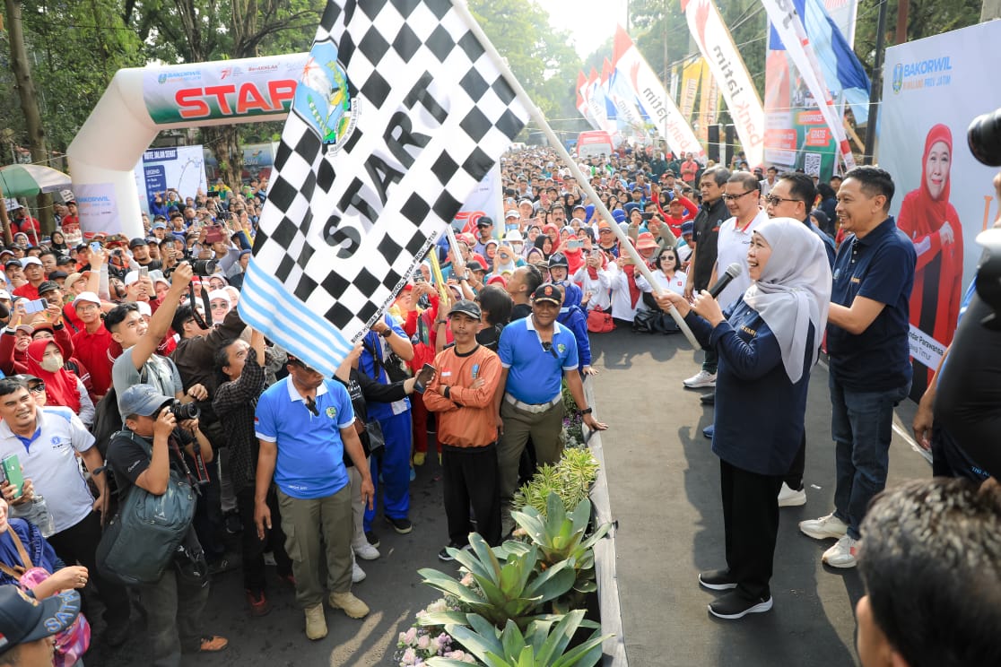 Gubernur Jawa Timur Khofifah Indar Parawansa melepas sekaligus membersamai ribuan peserta Jalan Sehat Hari Jadi Ke-78 Provinsi Jatim yang start dan finish di depan Kantor Badan Koordinasi Wilayah (Bakorwil) III Malang